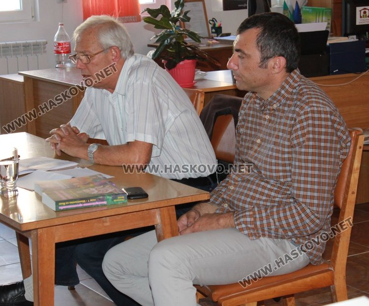 Светлозар Жеков /вляво/ представи своите книги за богомилството в местната библиотека