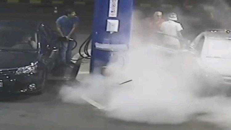 Как се гаси цигара на бензиностанция? С пожарогасител (видео)