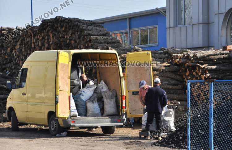 Криза за дърва в Хасково, складове пуснаха кепенци