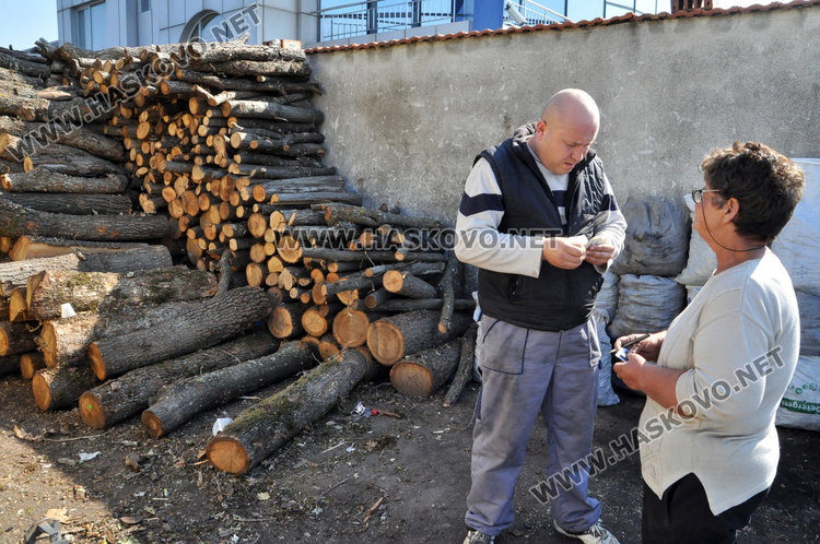 Криза за дърва в Хасково, складове пуснаха кепенци