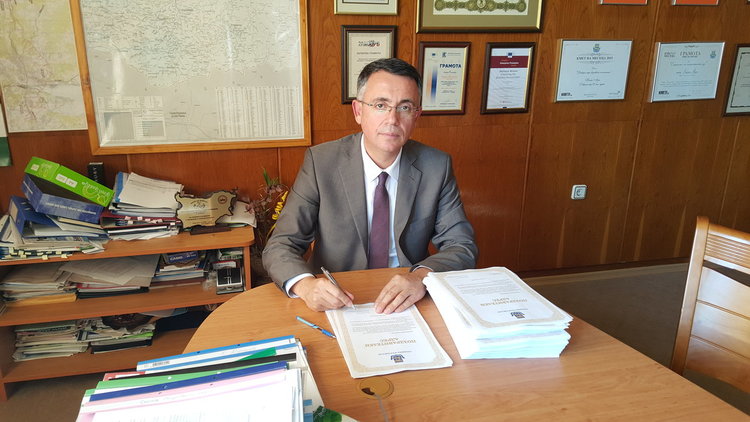 Инж. Хасан Азис с поздравителни адреси до 970 педагози