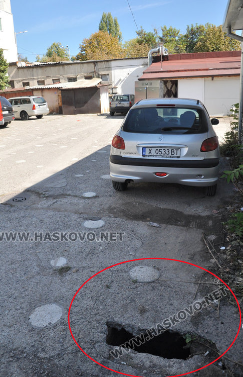 Опасна шахта и дупки зейнаха до блок на „Раковски“