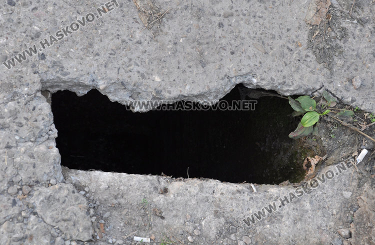 Опасна шахта и дупки зейнаха до блок на „Раковски“