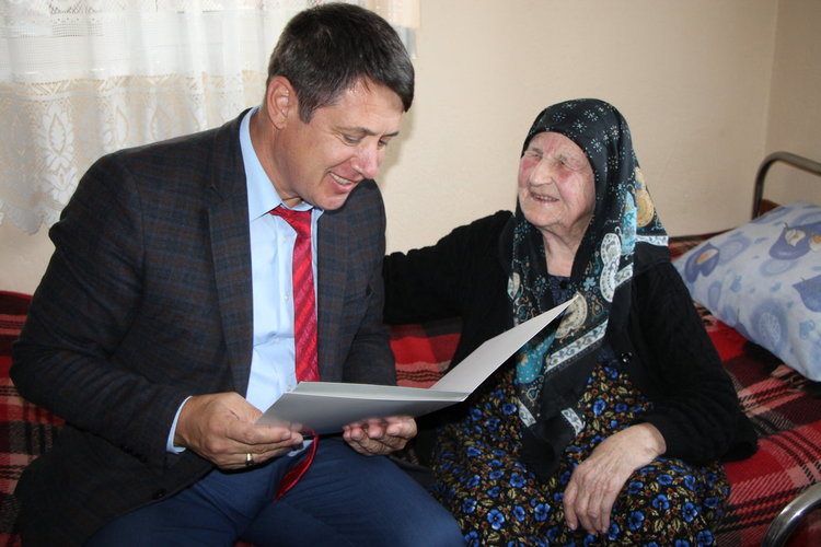 Столетница от Ардино с подаръци от общината