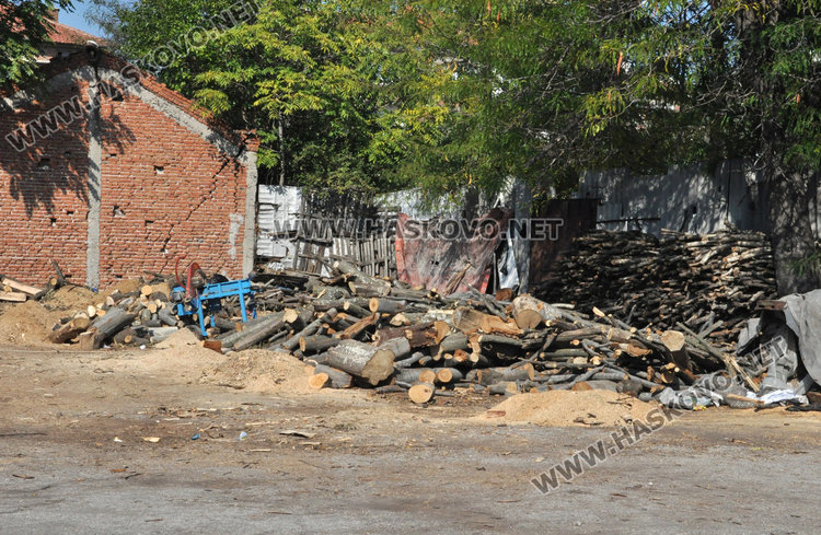 Криза за дърва в Хасково, складове пуснаха кепенци