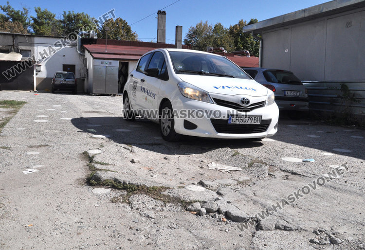 Опасна шахта и дупки зейнаха до блок на „Раковски“