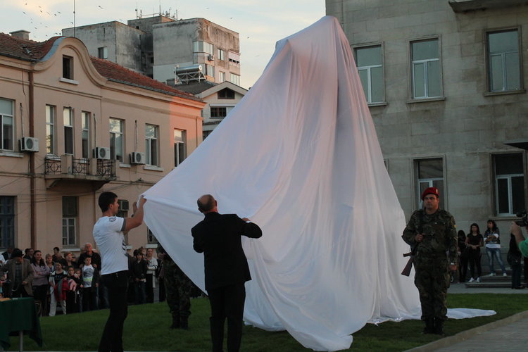 Откриха паметник на ген. Никола Иванов в Свиленград