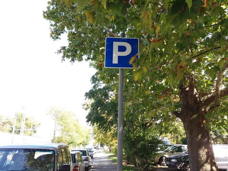 След този знак паркоместата не трябва да са платени