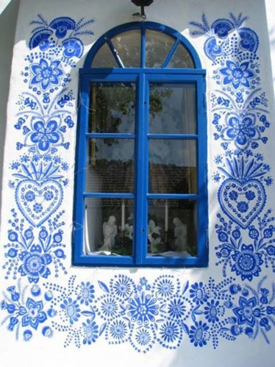 90-годишна баба изрисува къщите на съседите си