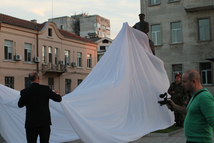 Откриха паметник на ген. Никола Иванов в Свиленград