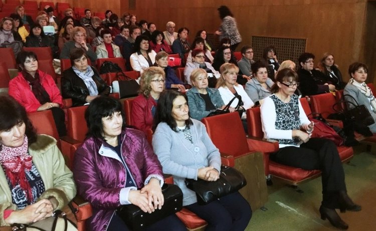 Стартира обучението на 57 медицински сестри от област Смолян за работа с деца с гръбначни заболявания