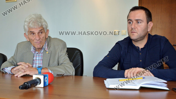 Тодор Стратиев/вляво/ и шефът на спорта в Община Хасково Деян Александров