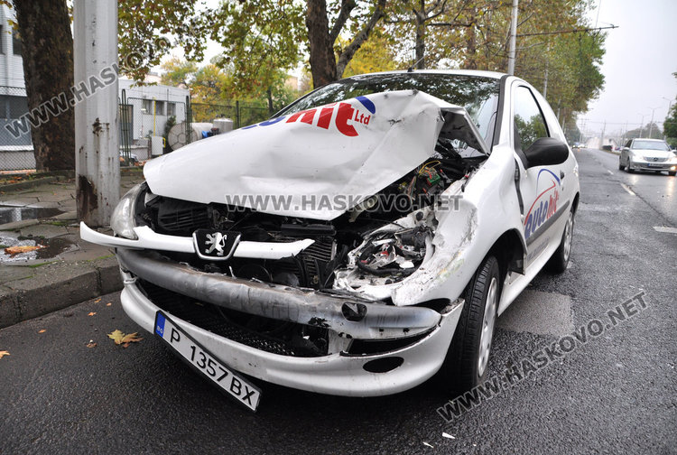 Пежо на хармоника при катастрофа след гарата