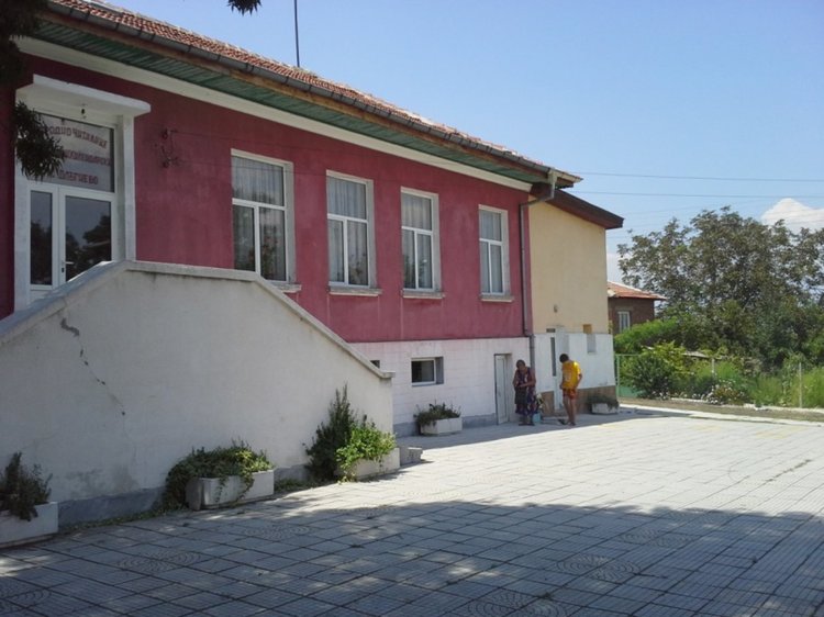 Върху фасадата на читалището след дни ще бъде поставена паметна плоча на поета Кръстю Кръстев, снимка-архив