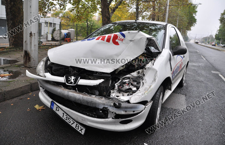 Пежо на хармоника при катастрофа след гарата