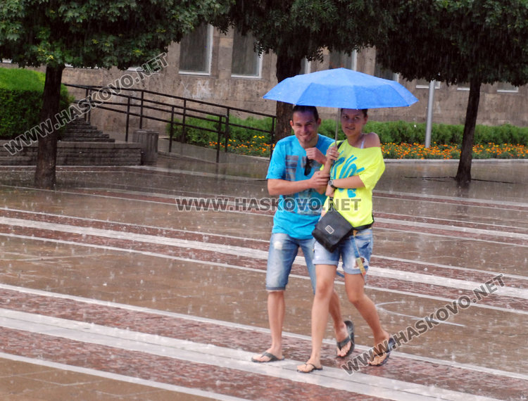 Оранжев код за валежи в Хасково, градусите падат рязко