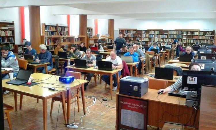 Стартира обявеният по-рано безплатен курс по основи на програмирането, който се провежда в Градска библиотека „П. Пенев“.