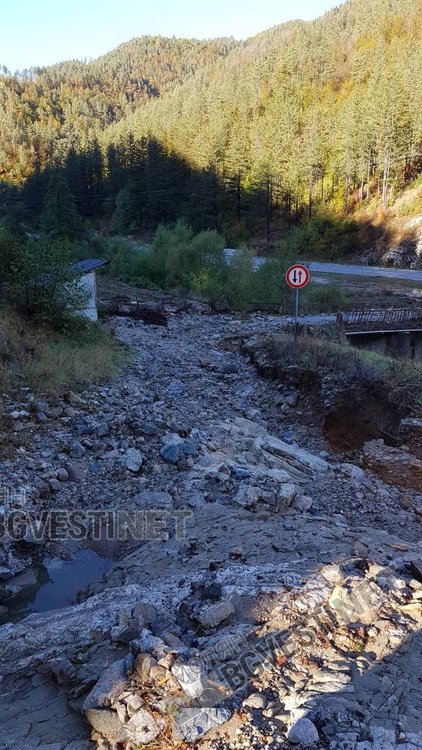 Дъждовете изровиха пътища в Рудоземско, село откъснато от света