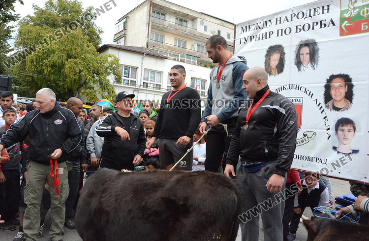 Станка Златева със златен пояс и теле от турнира по борба в Симеоновград