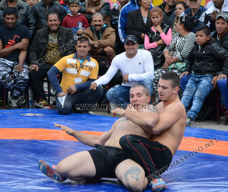 Станка Златева със златен пояс и теле от турнира по борба в Симеоновград