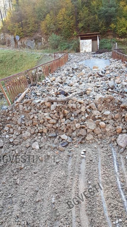 Дъждовете изровиха пътища в Рудоземско, село откъснато от света