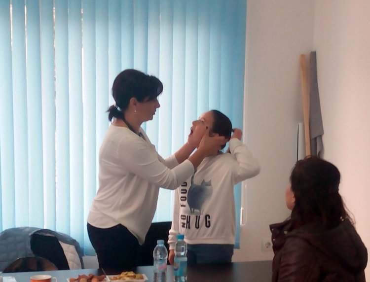 Депутатът д-р Дариткова прави приемна в Баните, майки ѝ водят децата за преглед