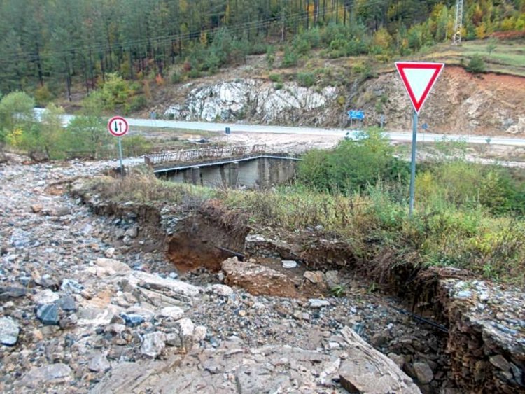 Пътят за село Бреза е  изровен от пороя, сн.фейсбук страница град Рудозем