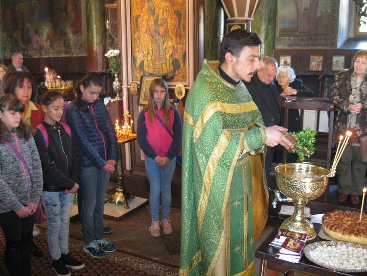 Неделното училище към "Св. Николай Чудотворец" в Устово от тази година ще има детски хор