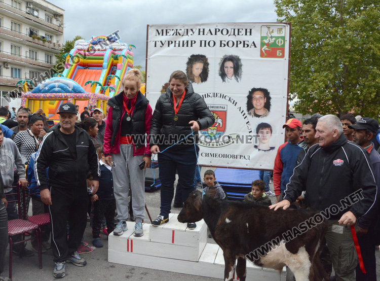 Станка Златева със златен пояс и теле от турнира по борба в Симеоновград