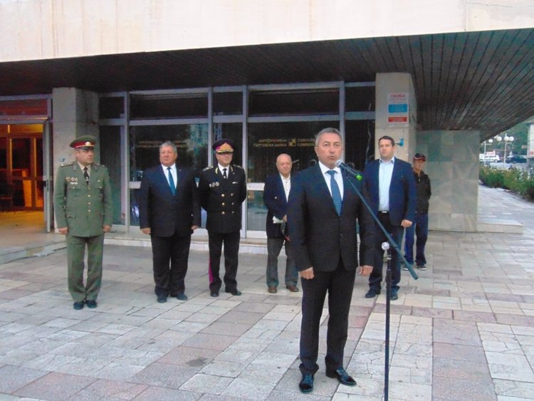 Заря и военна церемония за 105 години Свобода в Девин