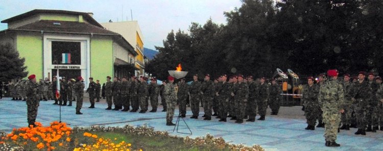 Заря и военна церемония за 105 години Свобода в Девин