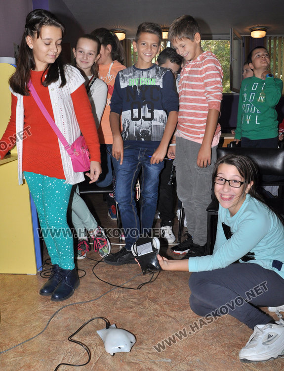 Ученици от Математическата програмират роботи