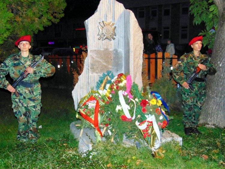 Заря и военна церемония за 105 години Свобода в Девин