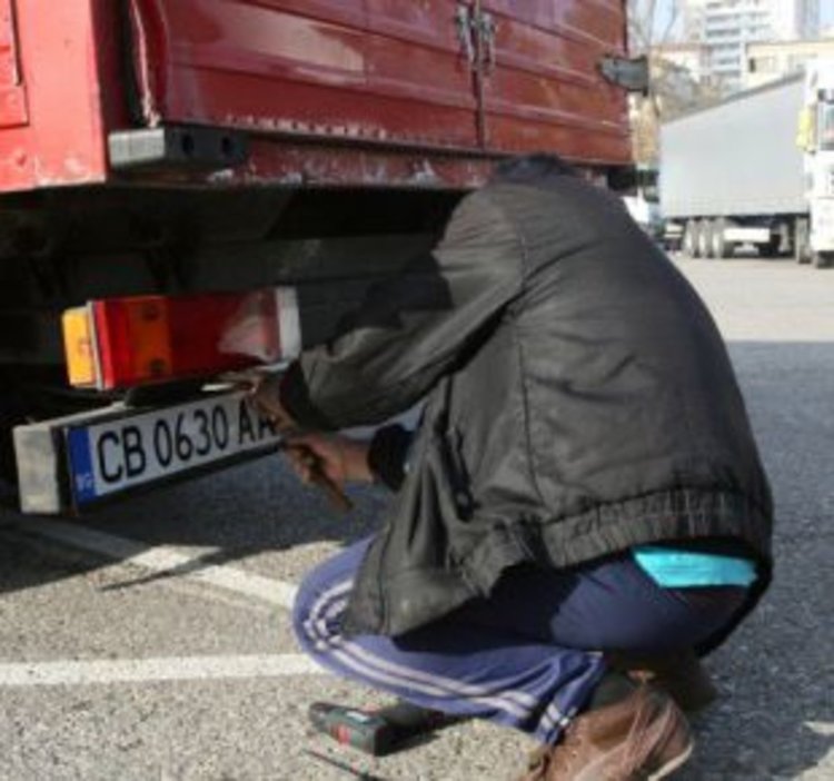 Две коли се удрят край складовете на околовръстното, единият бил с фалшиви номера