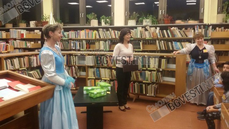 Две учителки от Смолян се преобличат като приказни герои, така учат възпитаниците си да четат книги