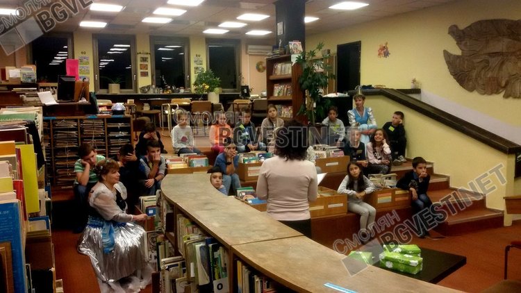 Две учителки от Смолян се преобличат като приказни герои, така учат възпитаниците си да четат книги