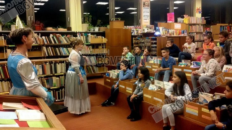 Две учителки от Смолян се преобличат като приказни герои, така учат възпитаниците си да четат книги