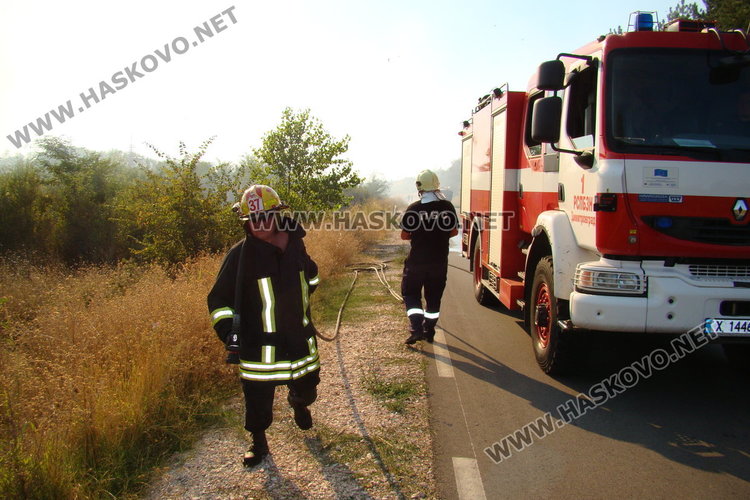 Гасиха два пожара край село Добрич