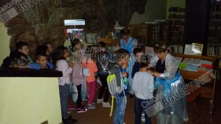 Две учителки от Смолян се преобличат като приказни герои, така учат възпитаниците си да четат книги