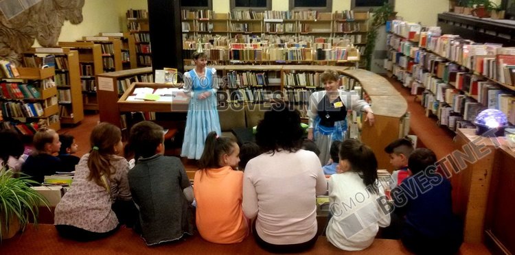 Две учителки от Смолян се преобличат като приказни герои, така учат възпитаниците си да четат книги