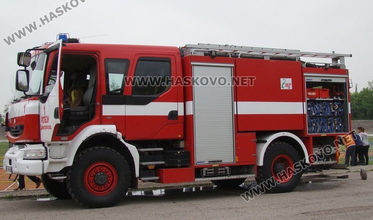 Пожарникари спасиха горящ камион и 7 тона слънчоглед