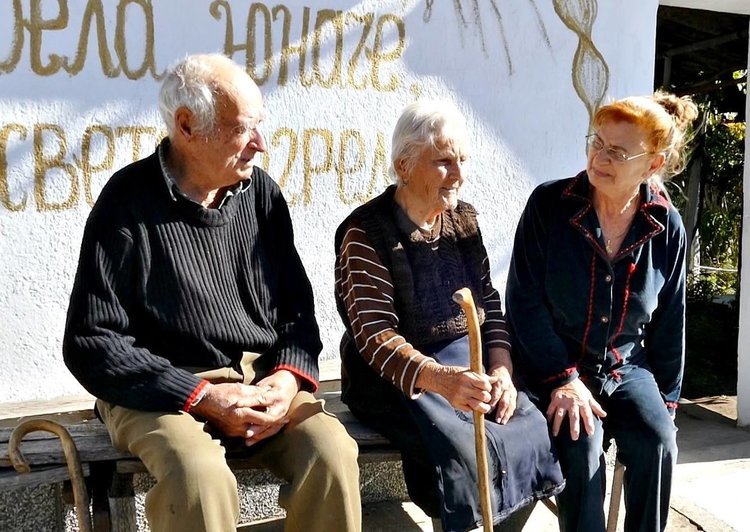 Учителка изографиса оградите на улица в Искра