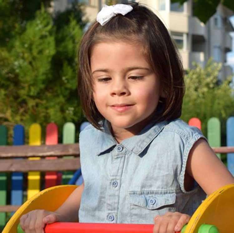 От подкрепа се нуждае семейството на 4-годишно момиченце от Димитровград, което мечтае то да проходи