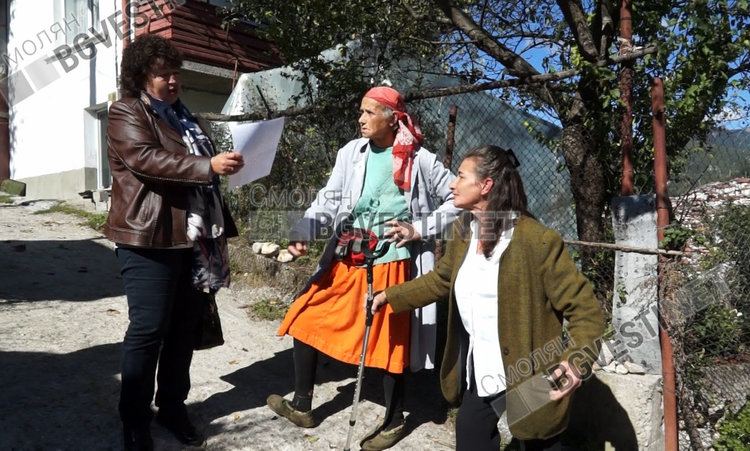 Майка и дъщеря  се опитват да убедят зам.-кмета, че не трябва да им бутат обора, защото е в дворното им място , а съдът не бил прав