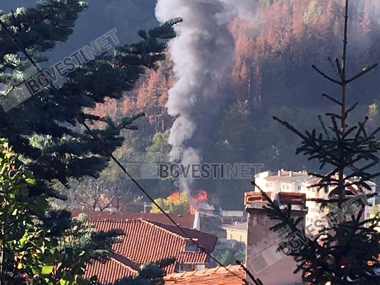 Пожар гори в магазин в Смолян 