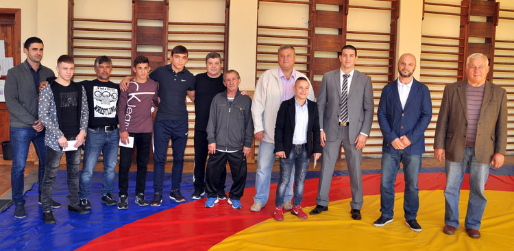 Федерацията по борба награди четирима медалисти от Европейското и треньорите им