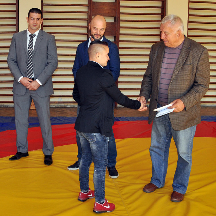 Федерацията по борба награди четирима медалисти от Европейското и треньорите им