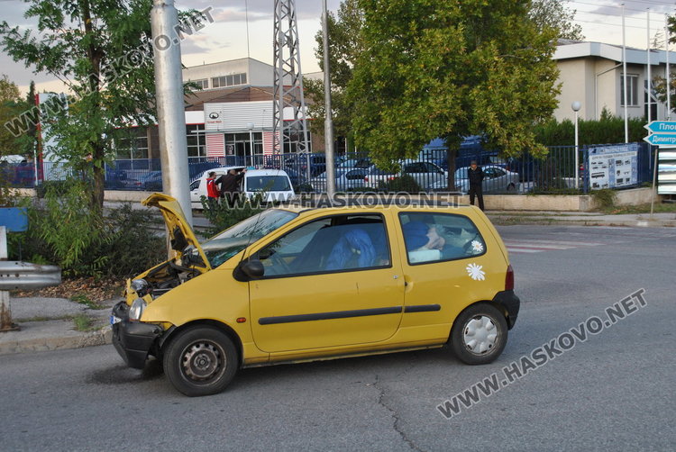Варненско Рено засече пикап с торти