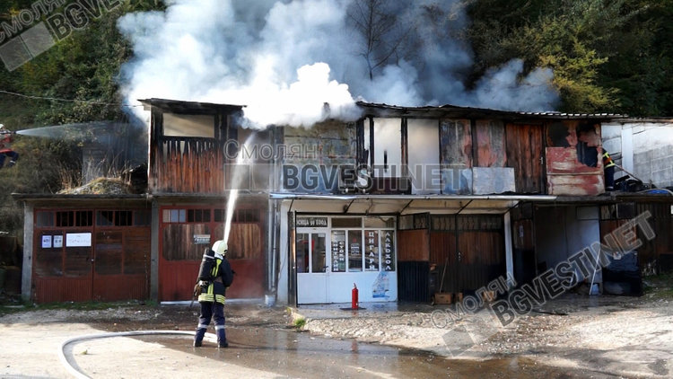 Незаконни бараки вдигнаха на крак пожарната в Смолян