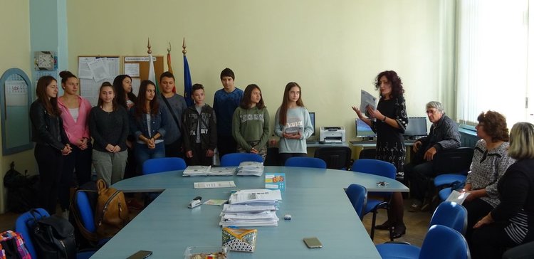 Учениците поздрави директорът на училището Илияна Славова